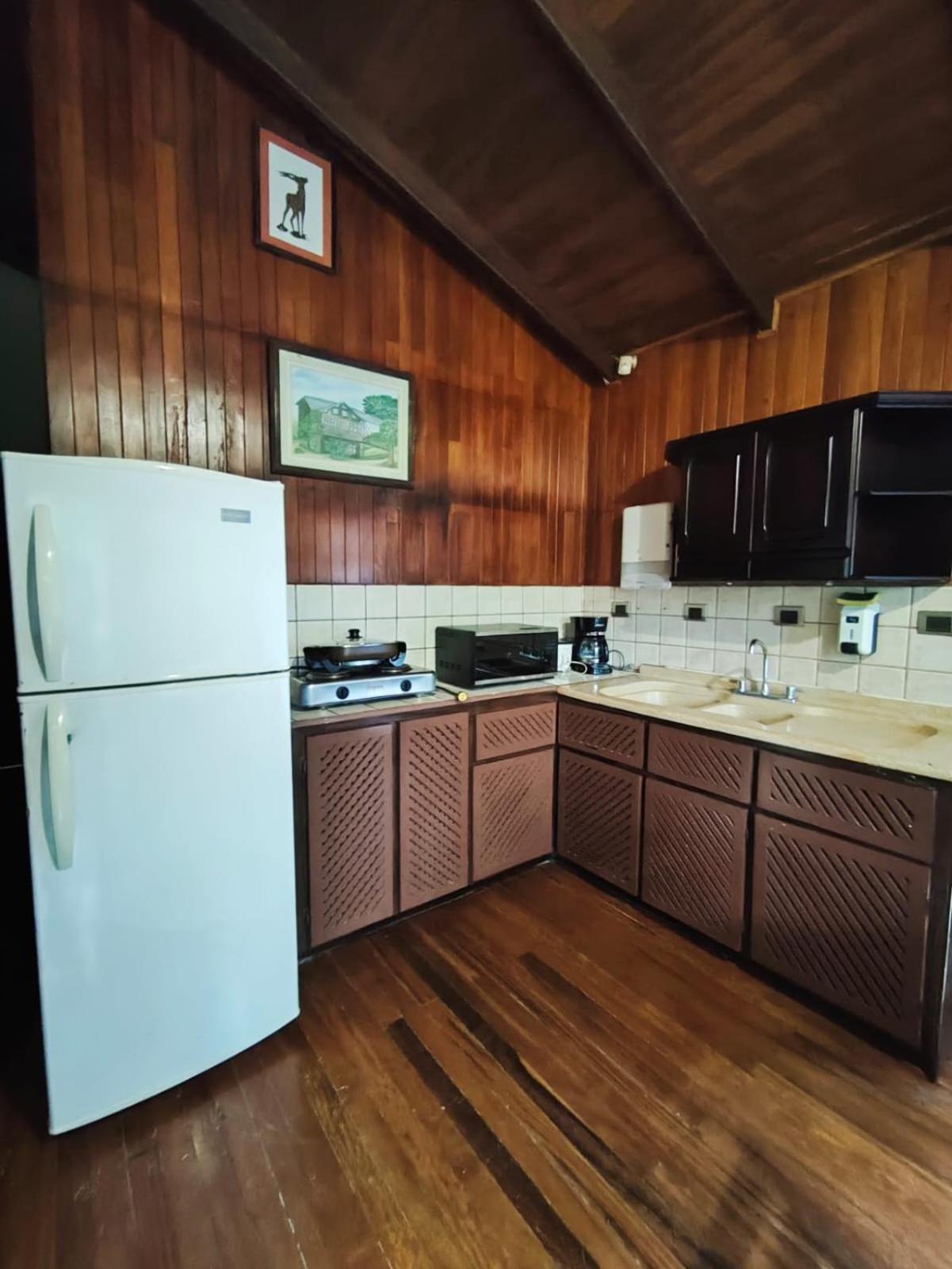 Avita Lodge Quesada  Extérieur photo