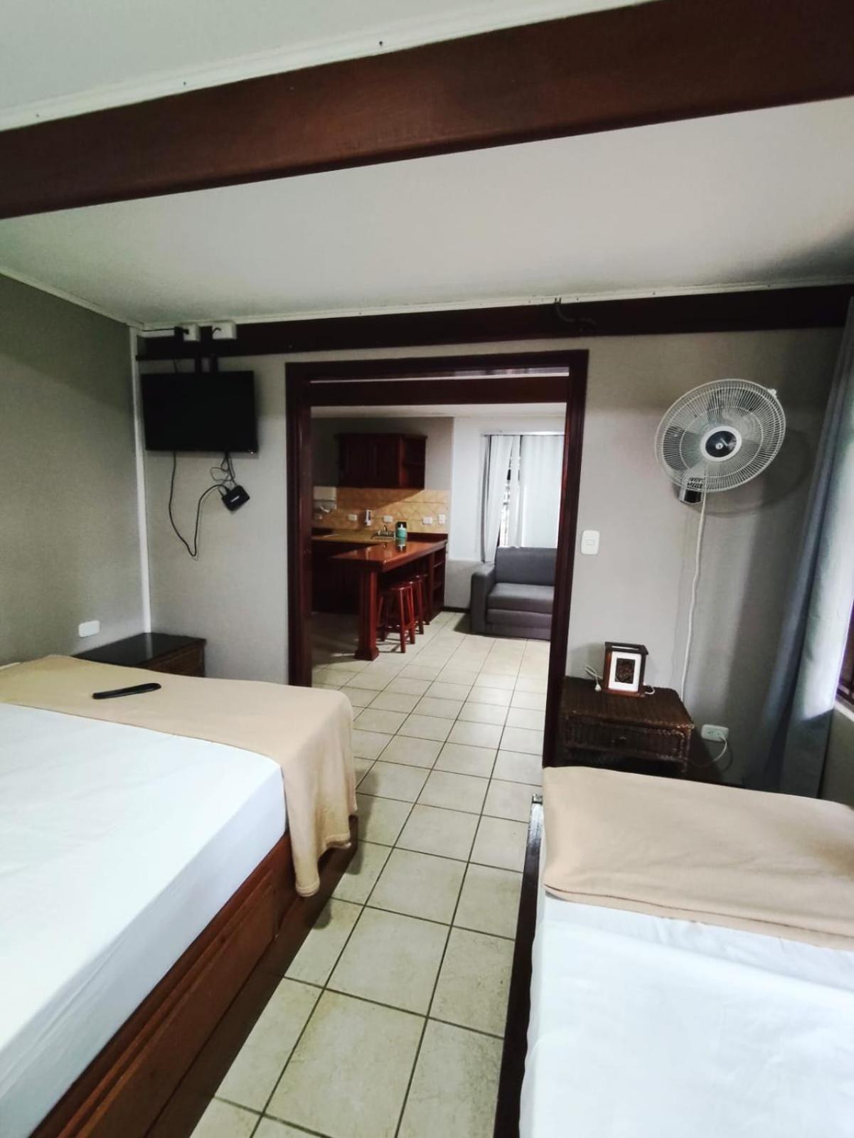 Avita Lodge Quesada  Extérieur photo